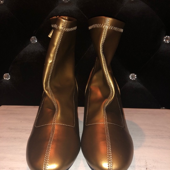 {LuvMark} đźŤSleek Shiny Gold Heeled Booties - Picture 4 of 5